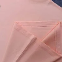 Chi tiết vạt áo áo thun cổ tròn cotton cao cấp màu hồng dâu