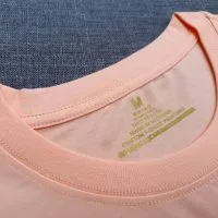 Chi tiết cổ áo áo thun cổ tròn cotton cao cấp màu hồng dâu