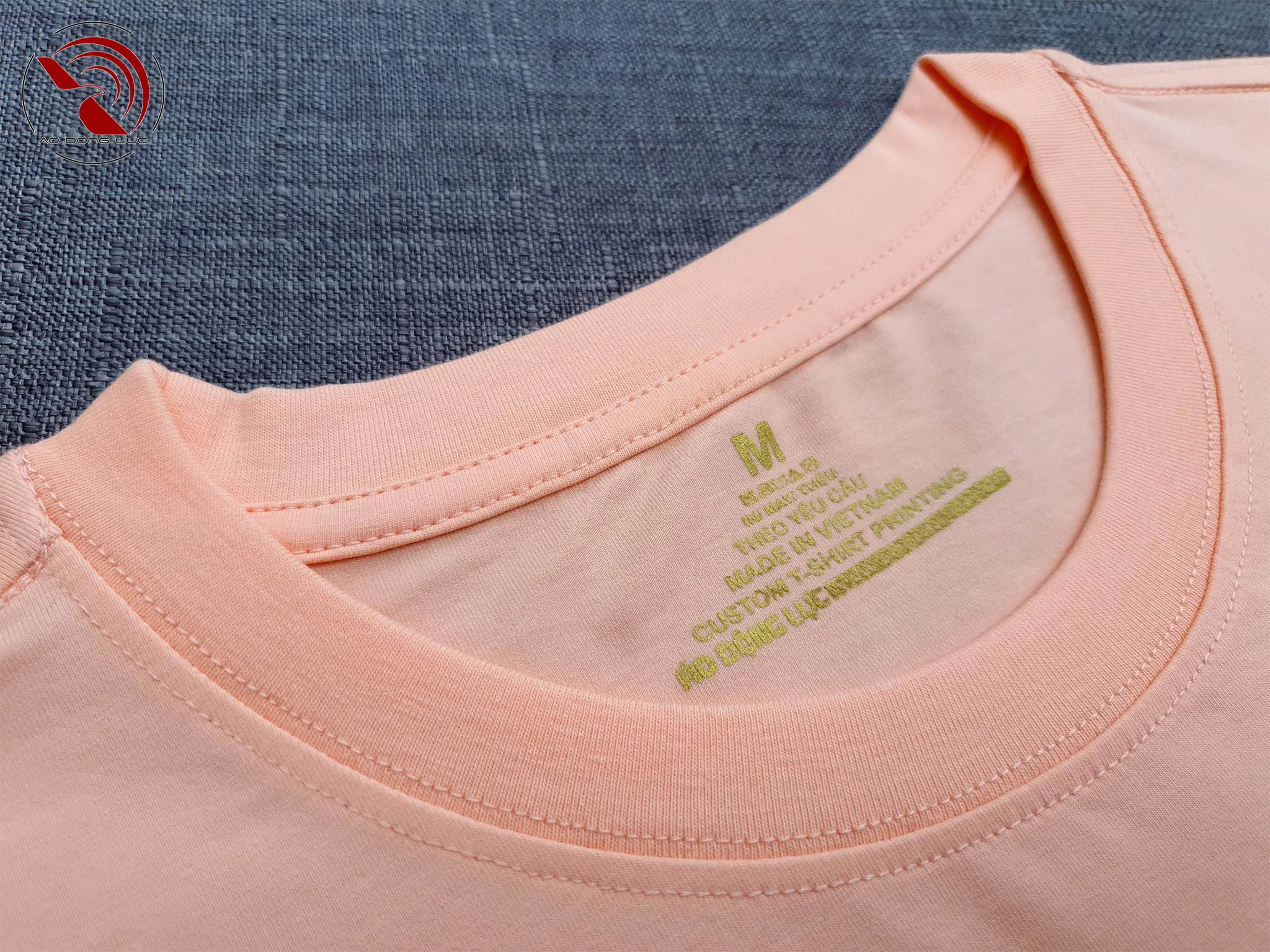 Chi tiết cổ áo áo thun cổ tròn cotton cao cấp màu hồng dâu