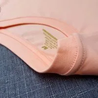 Chi tiết đường may móc xích cổ áo thun cổ tròn cotton cao cấp màu hồng dâu