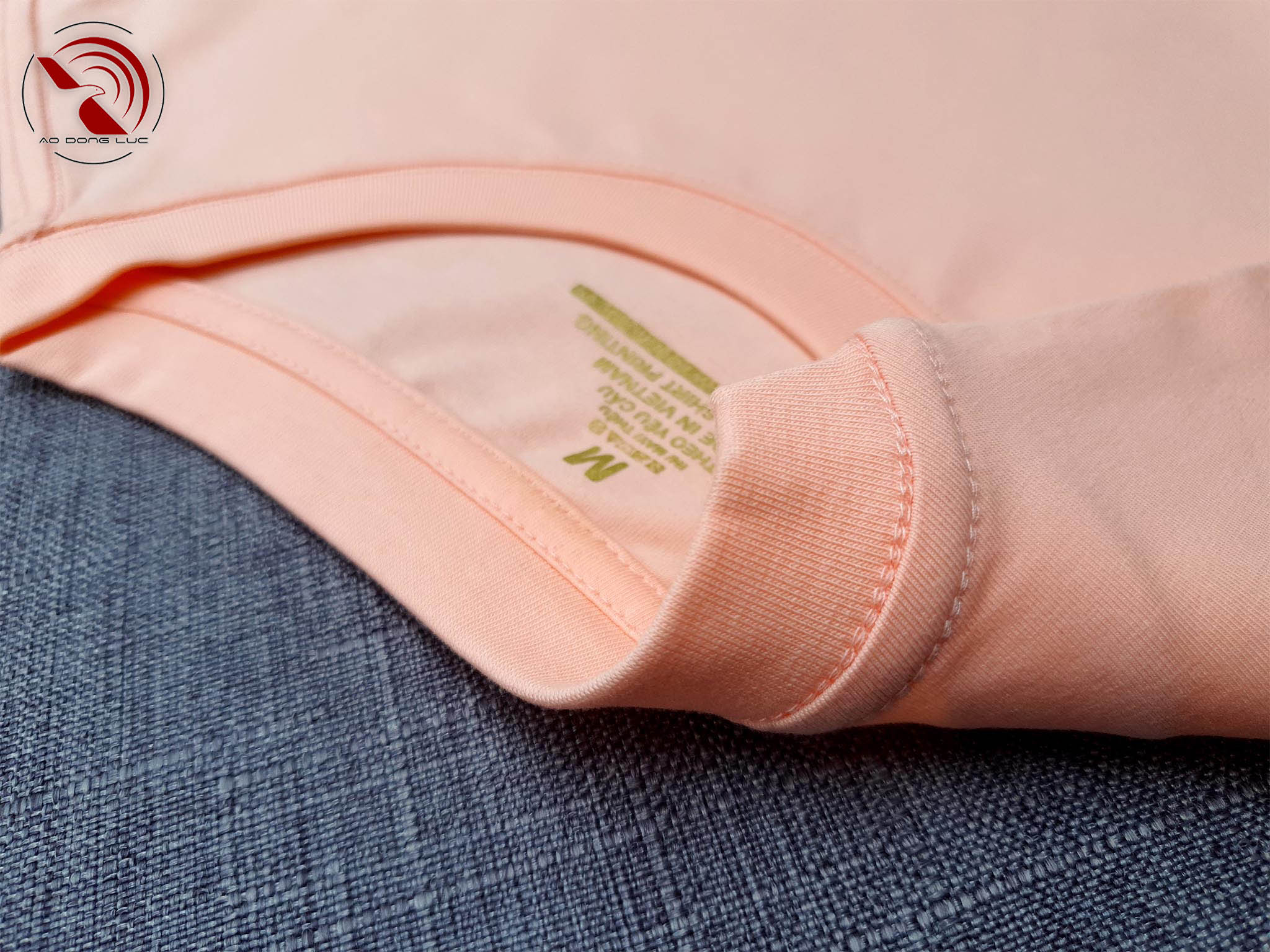 Chi tiết đường may móc xích cổ áo thun cổ tròn cotton cao cấp màu hồng dâu