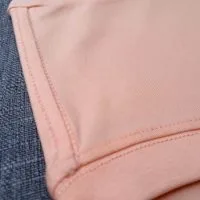 Chi tiết đường may móc xích vai áo thun cổ tròn cotton cao cấp màu hồng dâu
