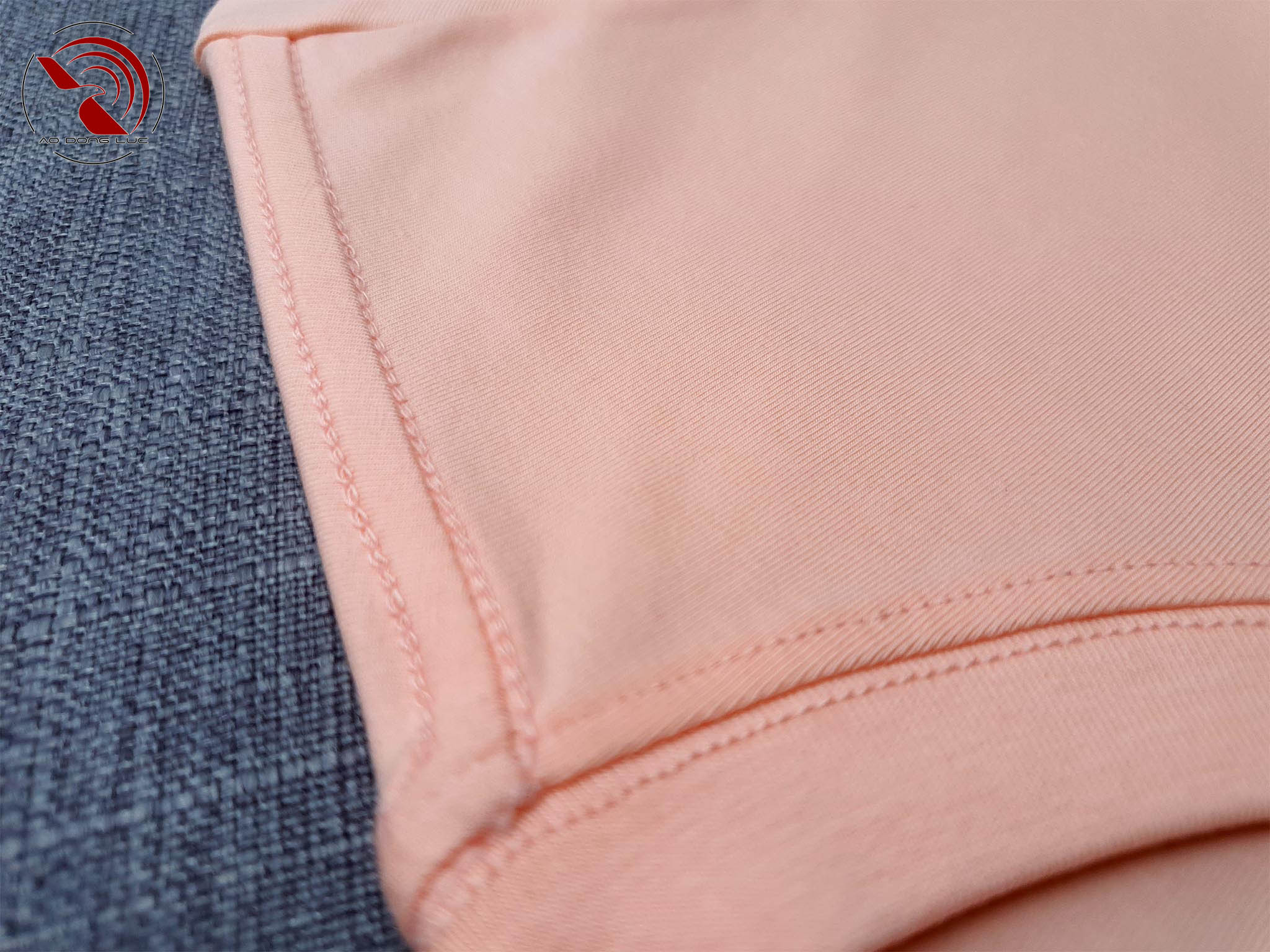 Chi tiết đường may móc xích vai áo thun cổ tròn cotton cao cấp màu hồng dâu