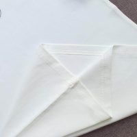 Chi tiết vạt áo áo thun cổ tròn ngắn tay cotton cao cấp màu trắng