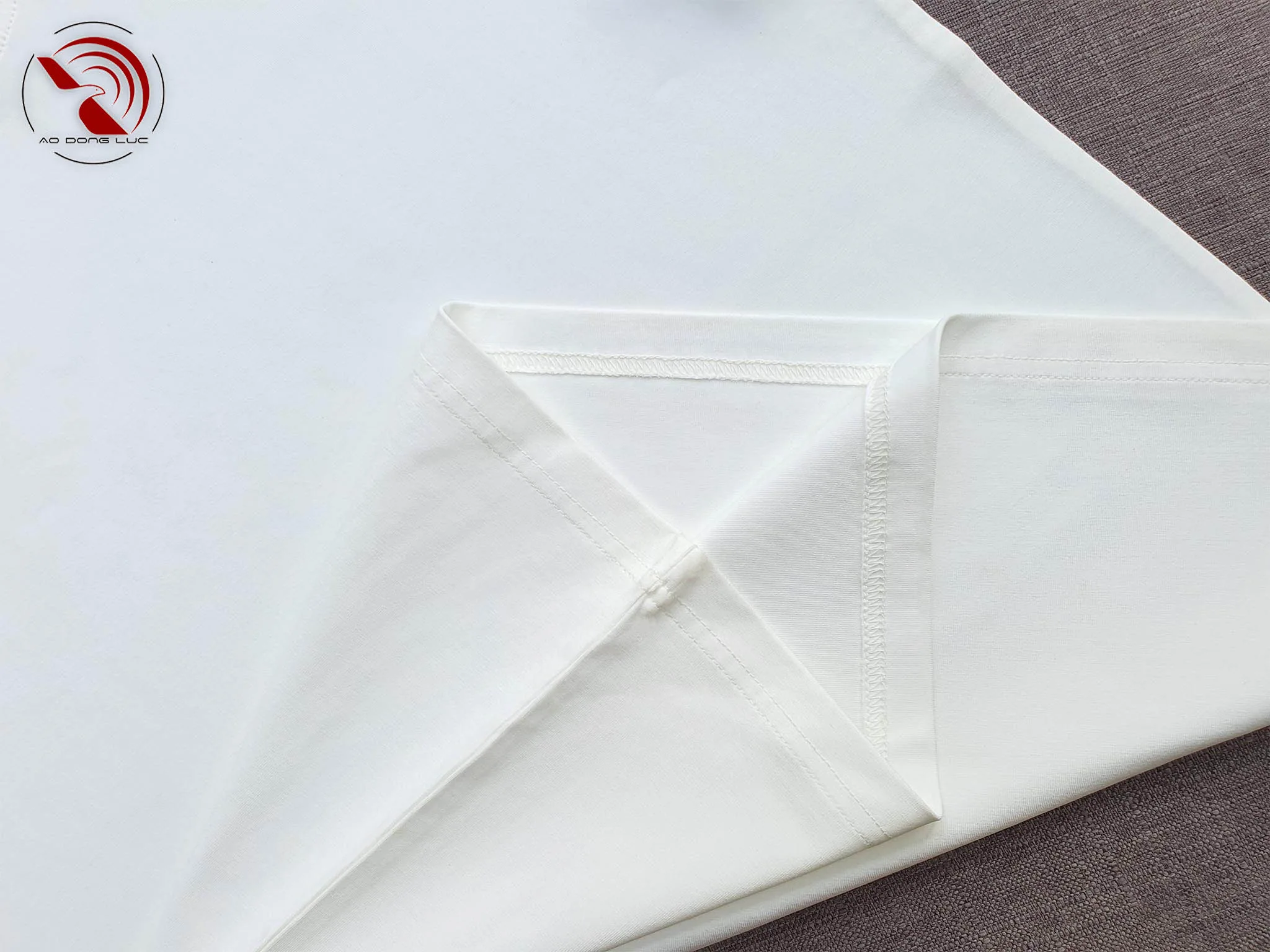 Chi tiết vạt áo áo thun cổ tròn ngắn tay cotton cao cấp màu trắng