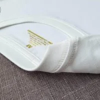 Chi tiết đường may móc xích cổ áo thun cổ tròn cotton cao cấp màu trắng