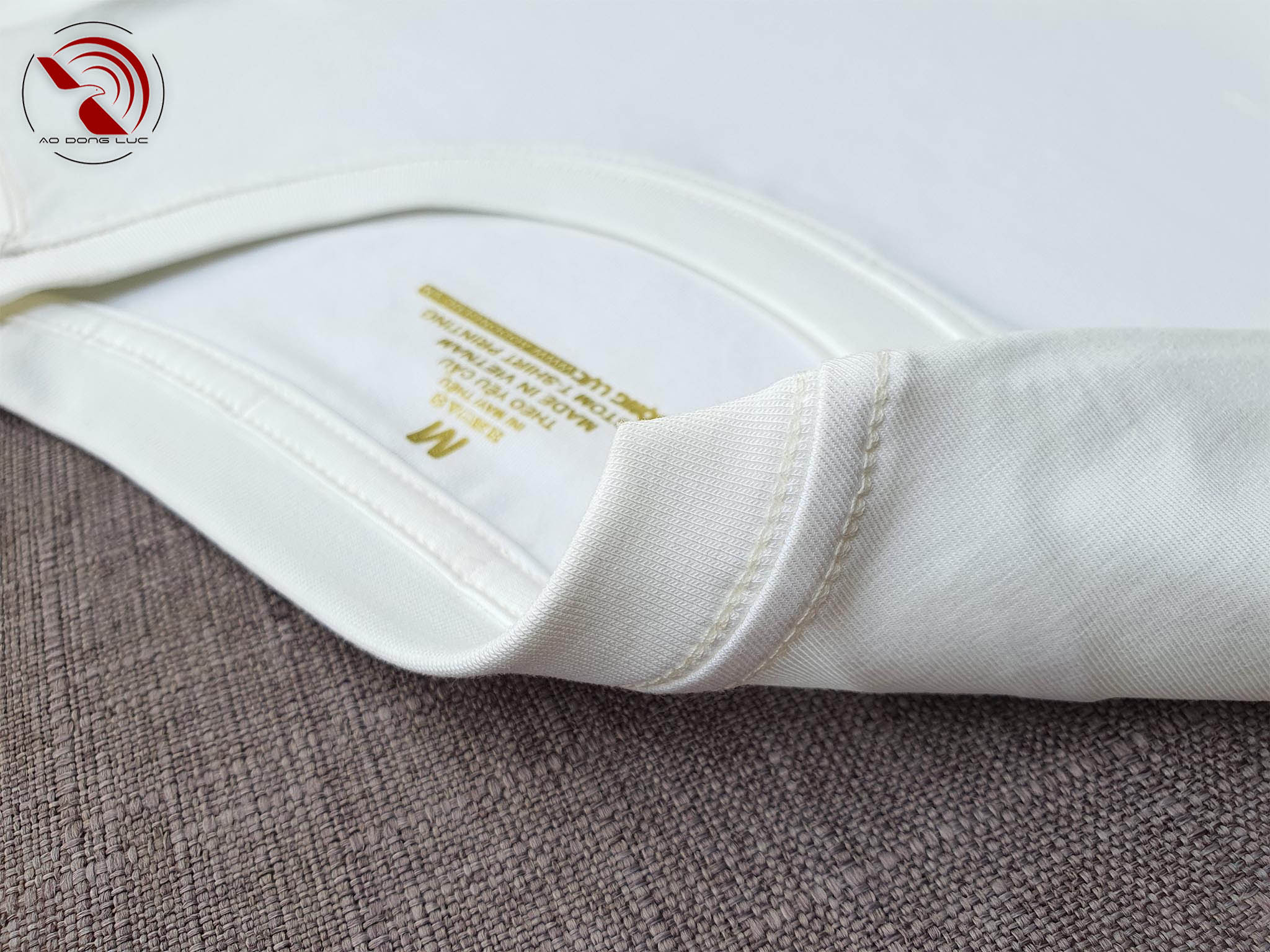 Chi tiết đường may móc xích cổ áo thun cổ tròn cotton cao cấp màu trắng