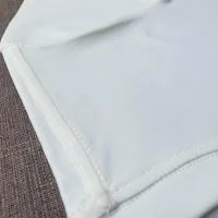 Chi tiết đường may móc xích vai áo thun cổ tròn cotton cao cấp màu trắng