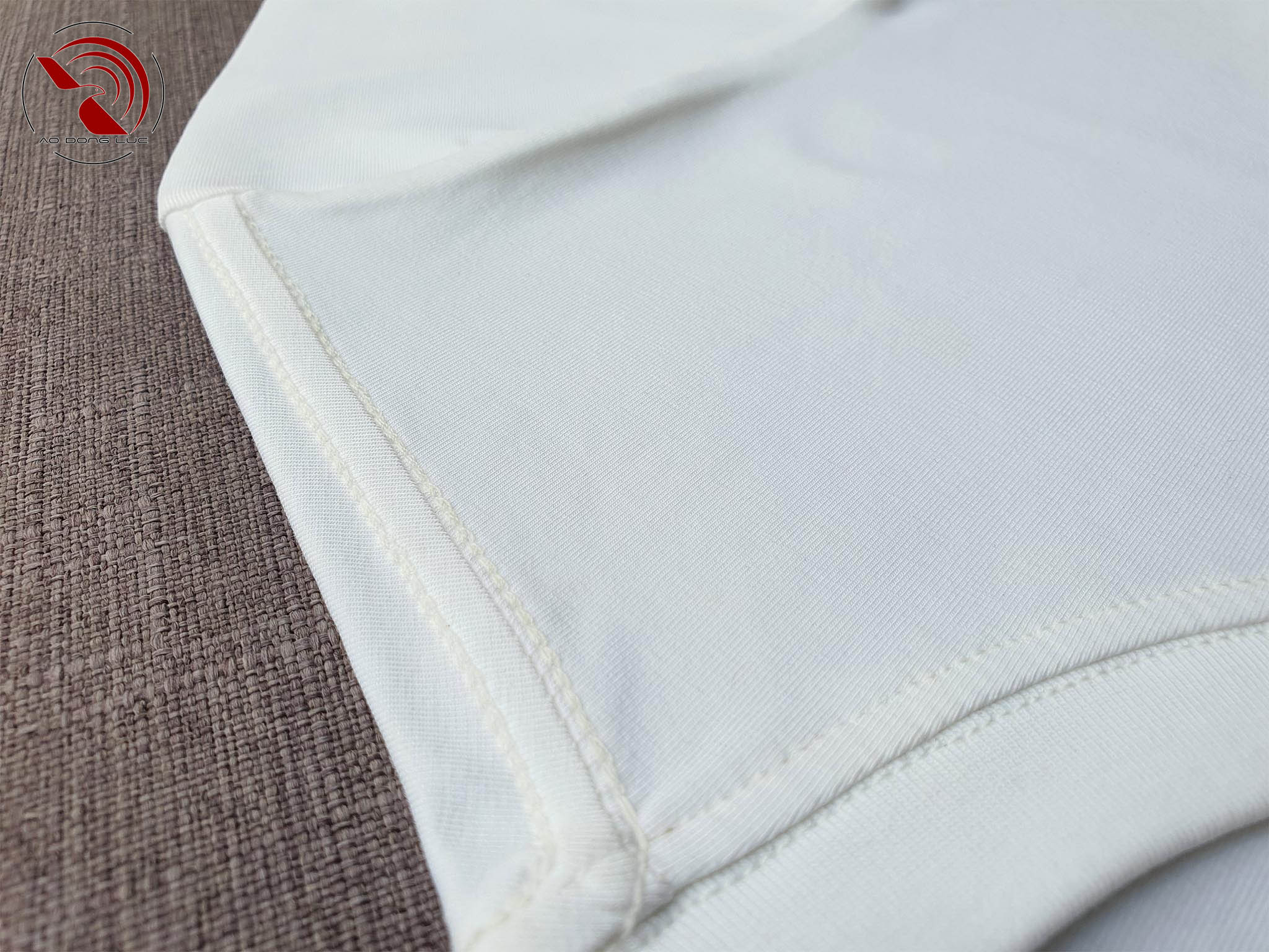 Chi tiết đường may móc xích vai áo thun cổ tròn cotton cao cấp màu trắng