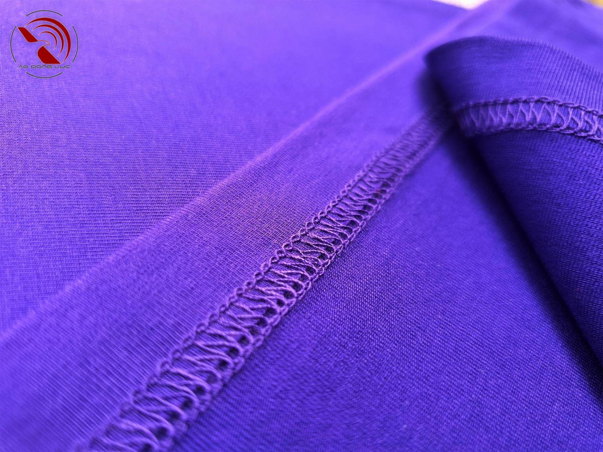 Chi tiết đường may áo thun cổ tròn ngắn tay cotton unisex màu tím huế