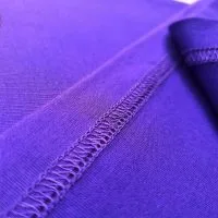 Chi tiết đường may áo thun cổ tròn ngắn tay cotton unisex màu tím huế