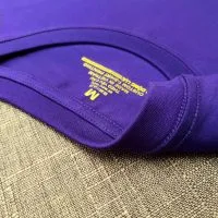 Chi tiết đường may móc xích cổ áo thun cổ tròn ngắn tay cotton unisex màu tím huế