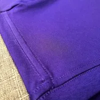 Chi tiết đường may móc xích vai áo thun cổ tròn ngắn tay cotton unisex màu tím huế