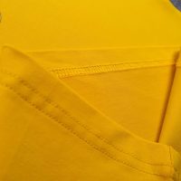 Chi tiết đường may áo thun cổ tròn ngắn tay cotton cao cấp màu vàng đậm