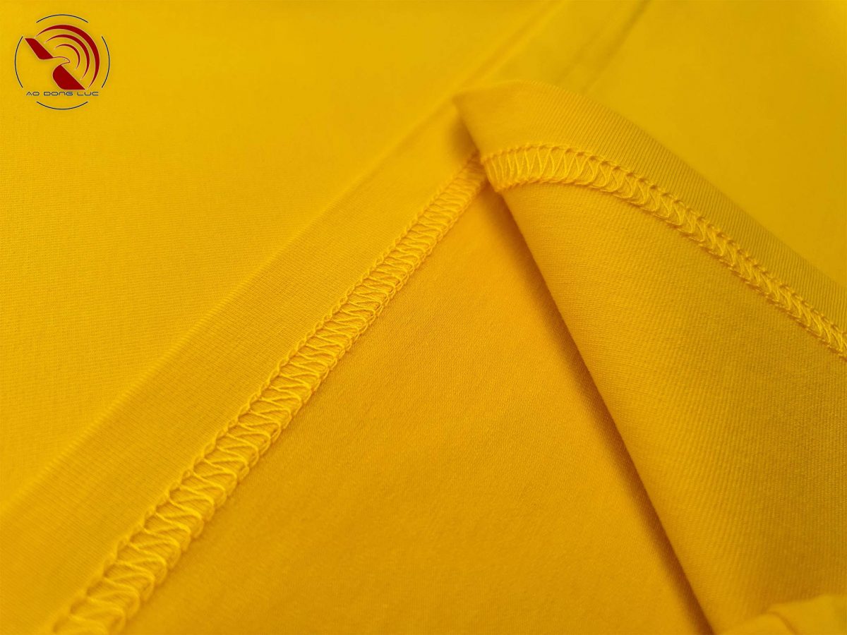 Chi tiết vạt áo áo thun cổ tròn ngắn tay cotton cao cấp màu vàng đậm