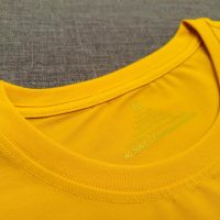 Chi tiết cổ áo áo thun cổ tròn ngắn tay cotton cao cấp màu vàng đậm