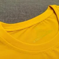 Chi tiết cổ áo áo thun cổ tròn ngắn tay cotton cao cấp màu vàng đậm