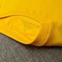 Chi tiết đường may móc xích cổ áo thun cổ tròn cotton cao cấp màu vàng đậm