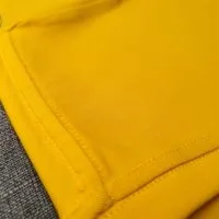Chi tiết đường may móc xích vai áo thun cổ tròn cotton cao cấp màu vàng đậm