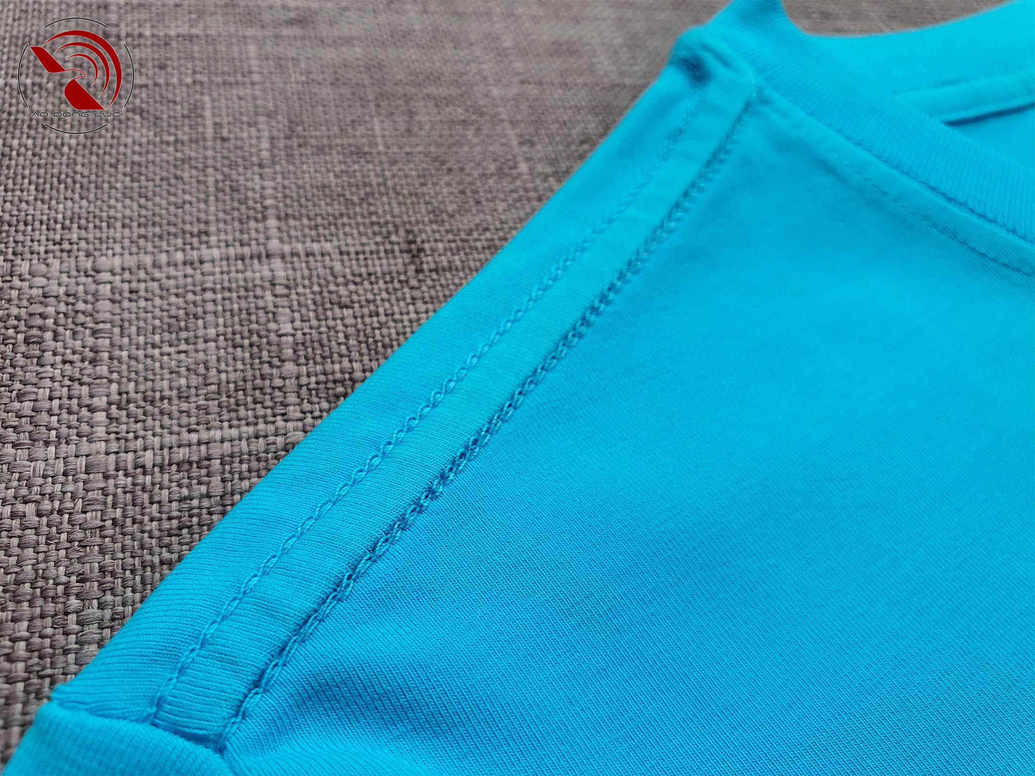 Áo thun cổ tròn xanh ya - ao dong luc Chi tiết đường may móc xích vai áo thun cổ tròn ngắn tay cotton cao cấp xanh ya