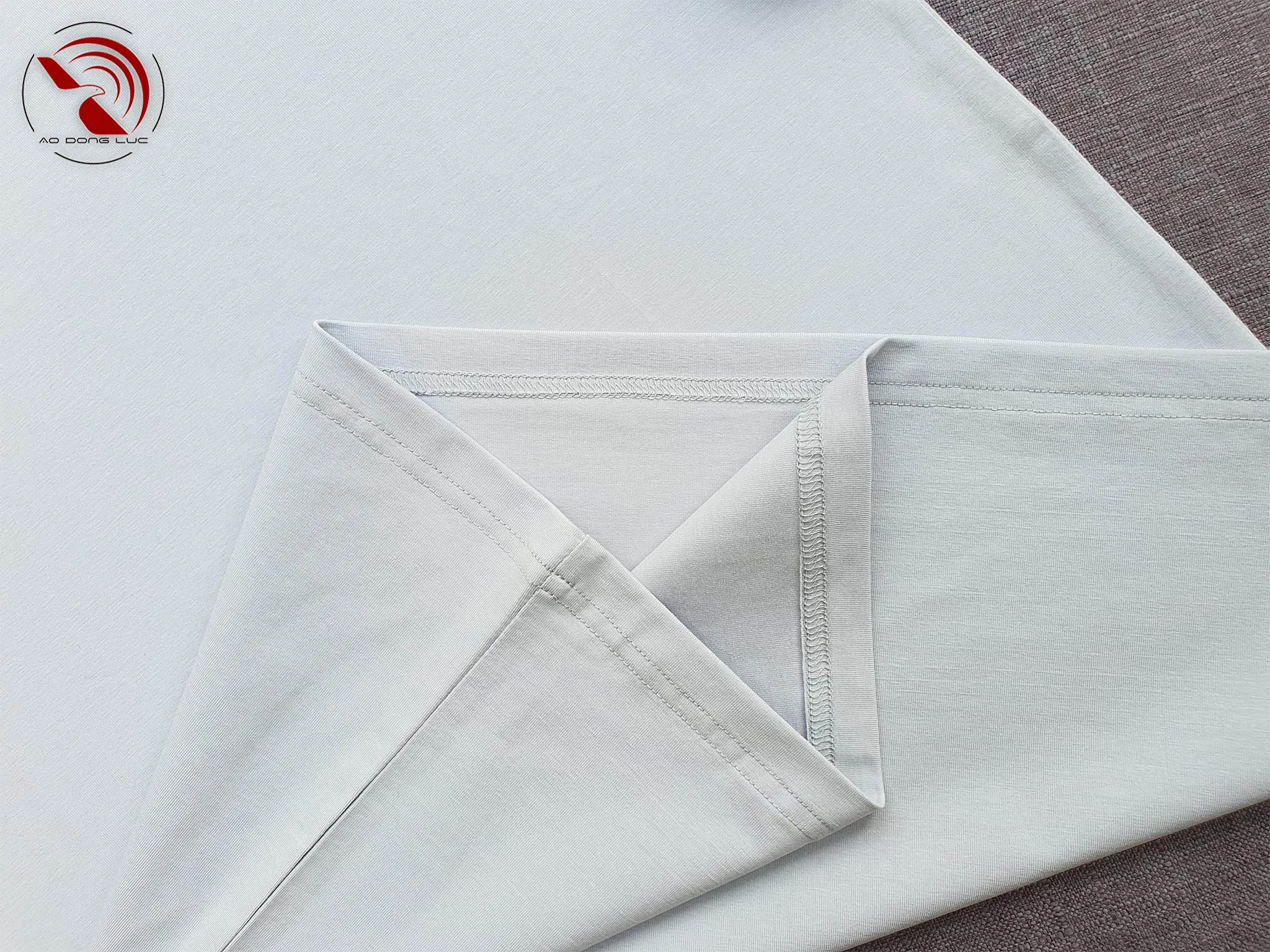 Chi tiết vạt áo áo thun cổ tròn cotton cao cấp màu xám ghi đá