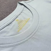 Chi tiết cổ áo áo thun cổ tròn cotton cao cấp màu xám ghi đá