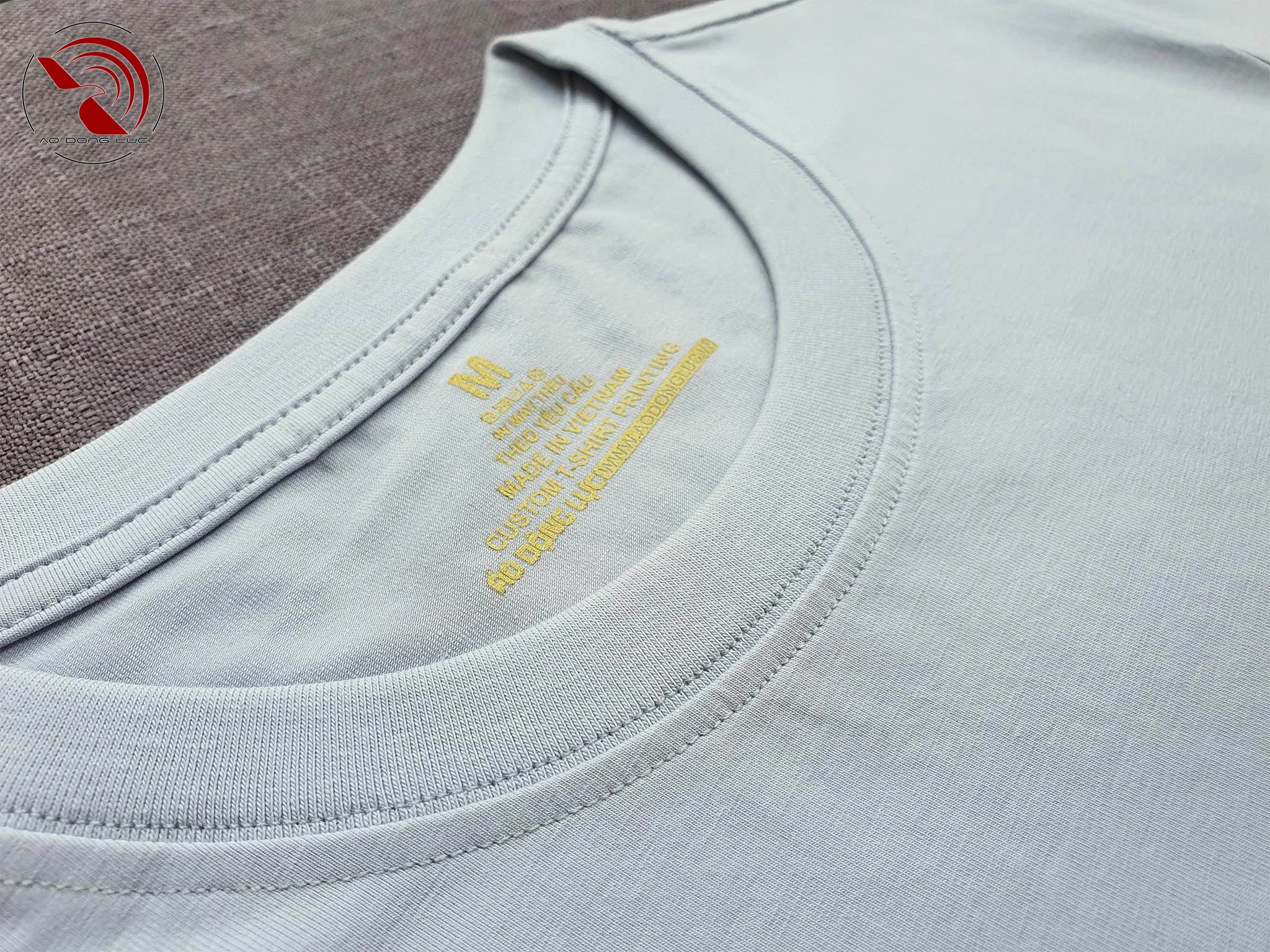 Chi tiết cổ áo áo thun cổ tròn cotton cao cấp màu xám ghi đá