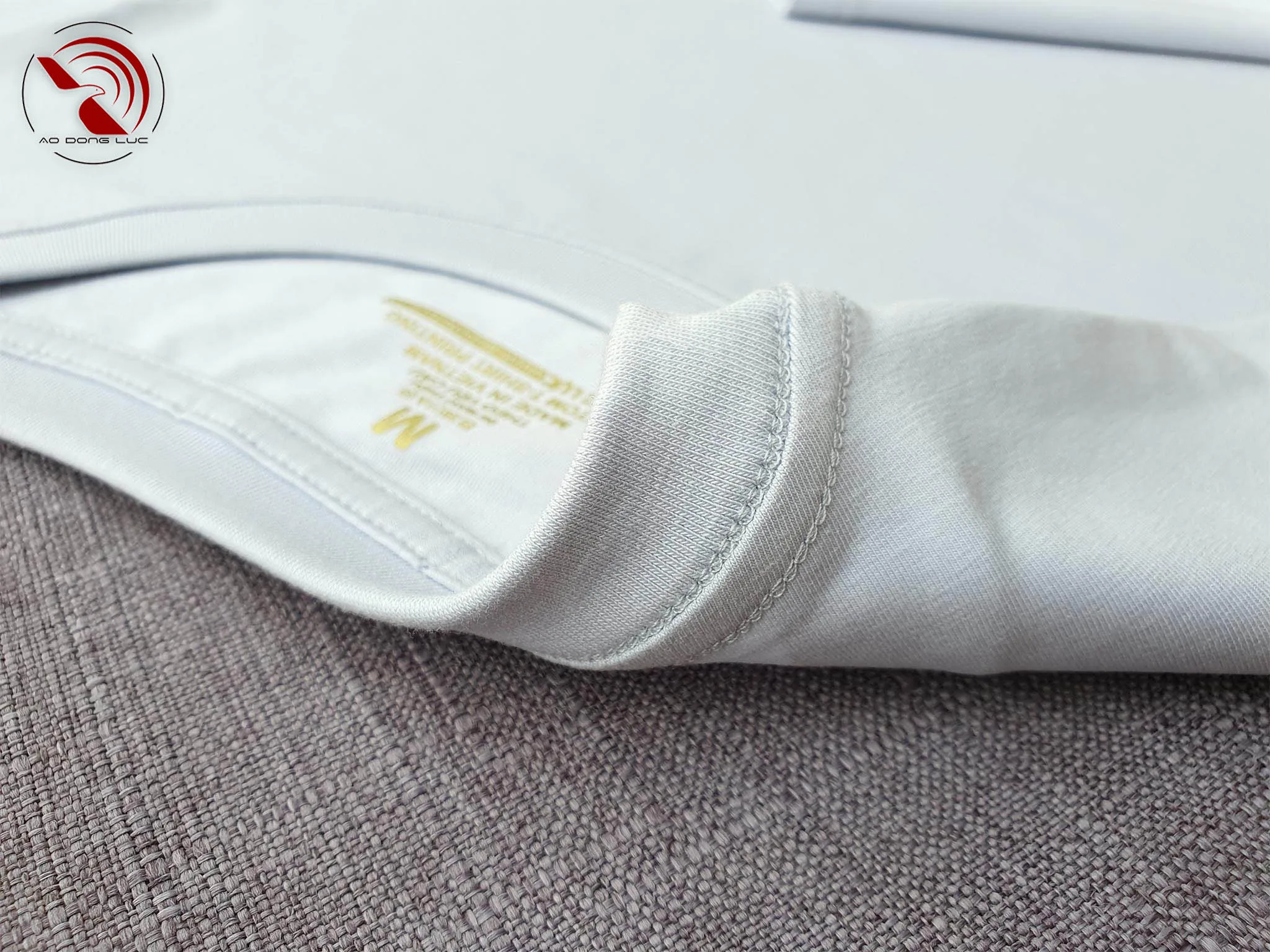 Chi tiết đường may móc xích cổ áo thun cổ tròn cotton cao cấp màu xám ghi đá