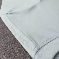 Chi tiết đường may móc xích vai áo thun cổ tròn cotton cao cấp màu xám ghi đá