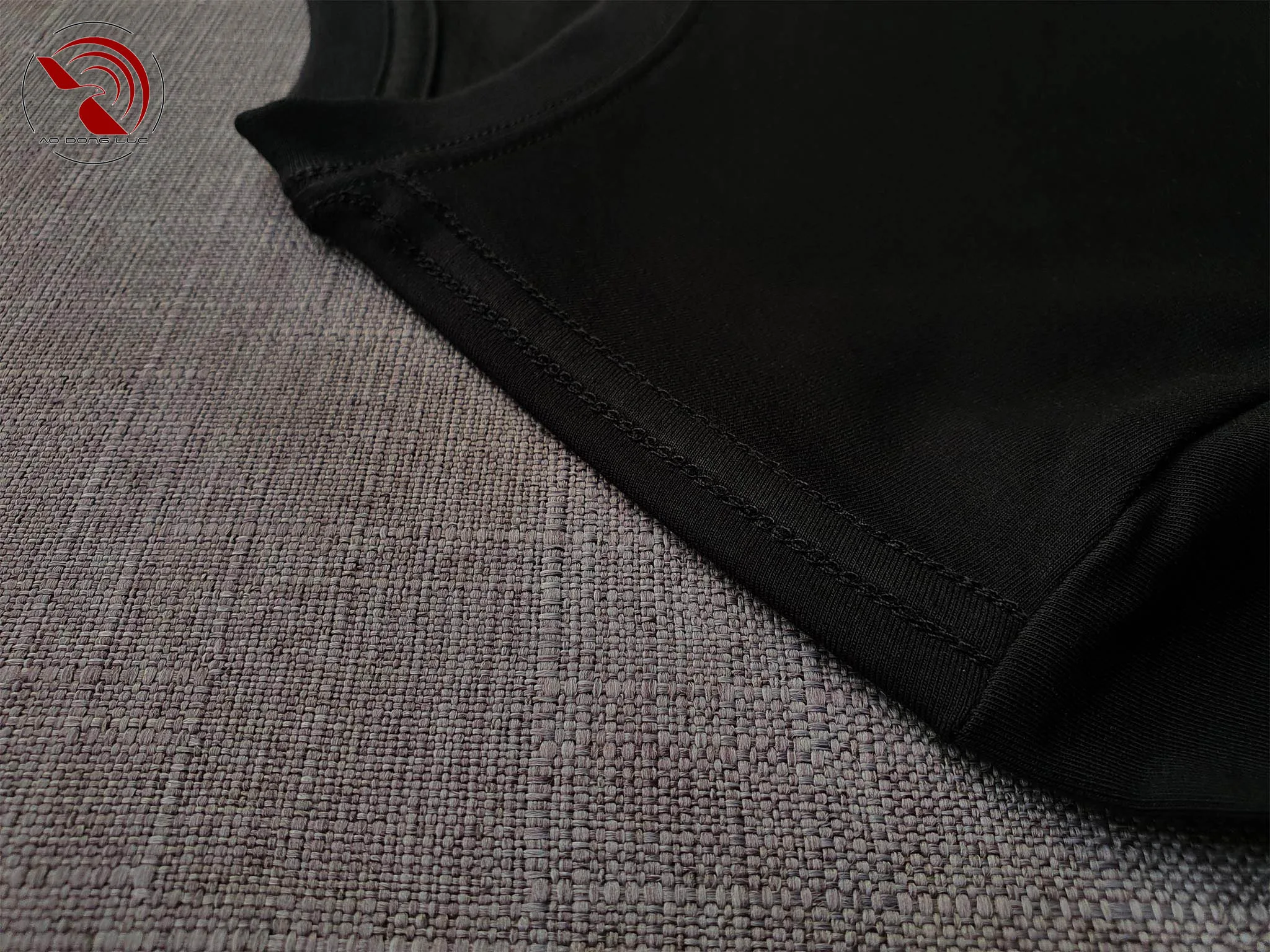 Áo thun cổ tròn đen - ao dong luc Chi tiết đường may móc xích vai áo thun cổ tròn ngắn tay cotton cao cấp màu đen