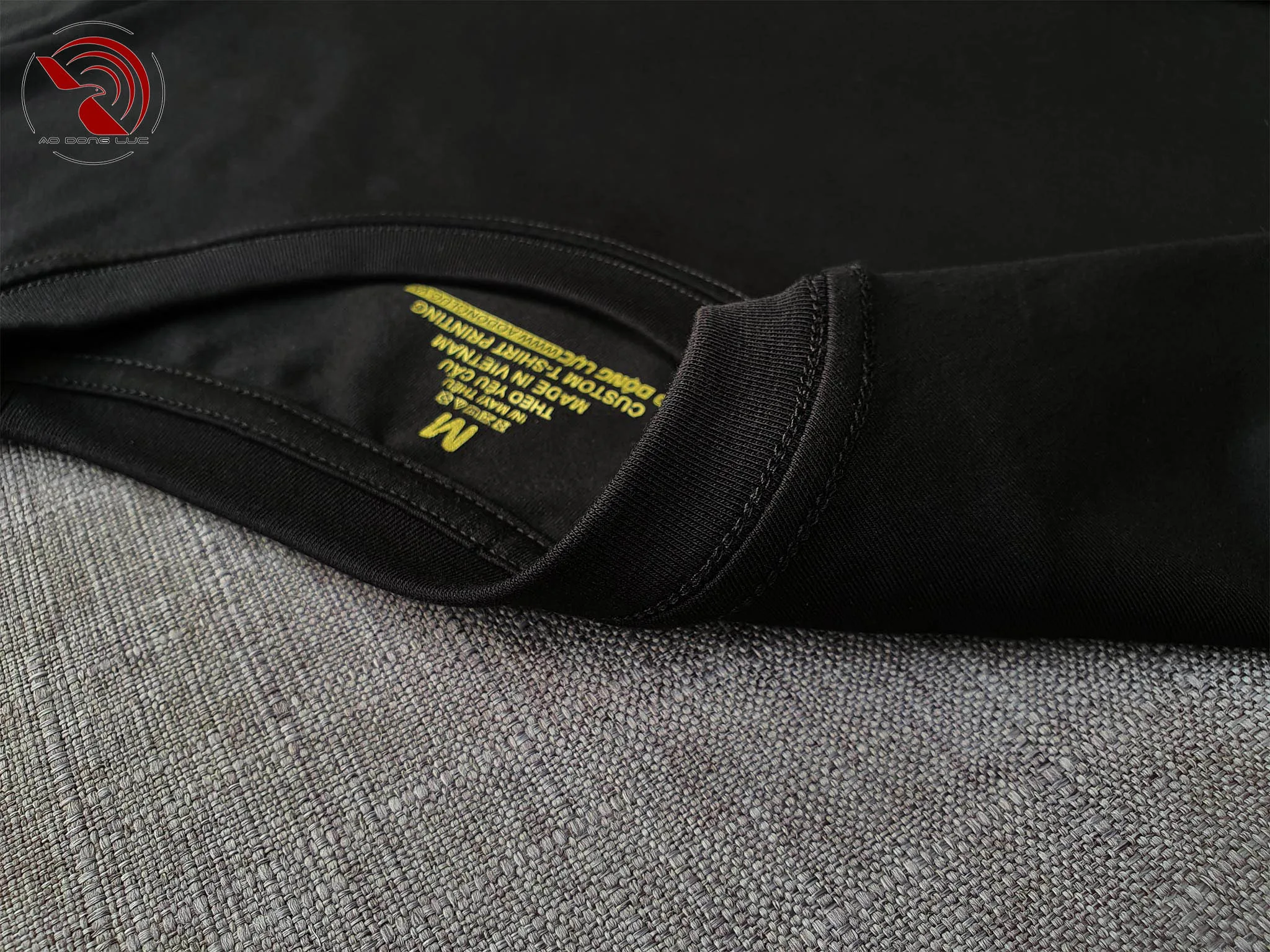 Áo thun cổ tròn đen - ao dong luc Chi tiết đường may móc xích cổ áo thun cổ tròn ngắn tay cotton cao cấp màu đen