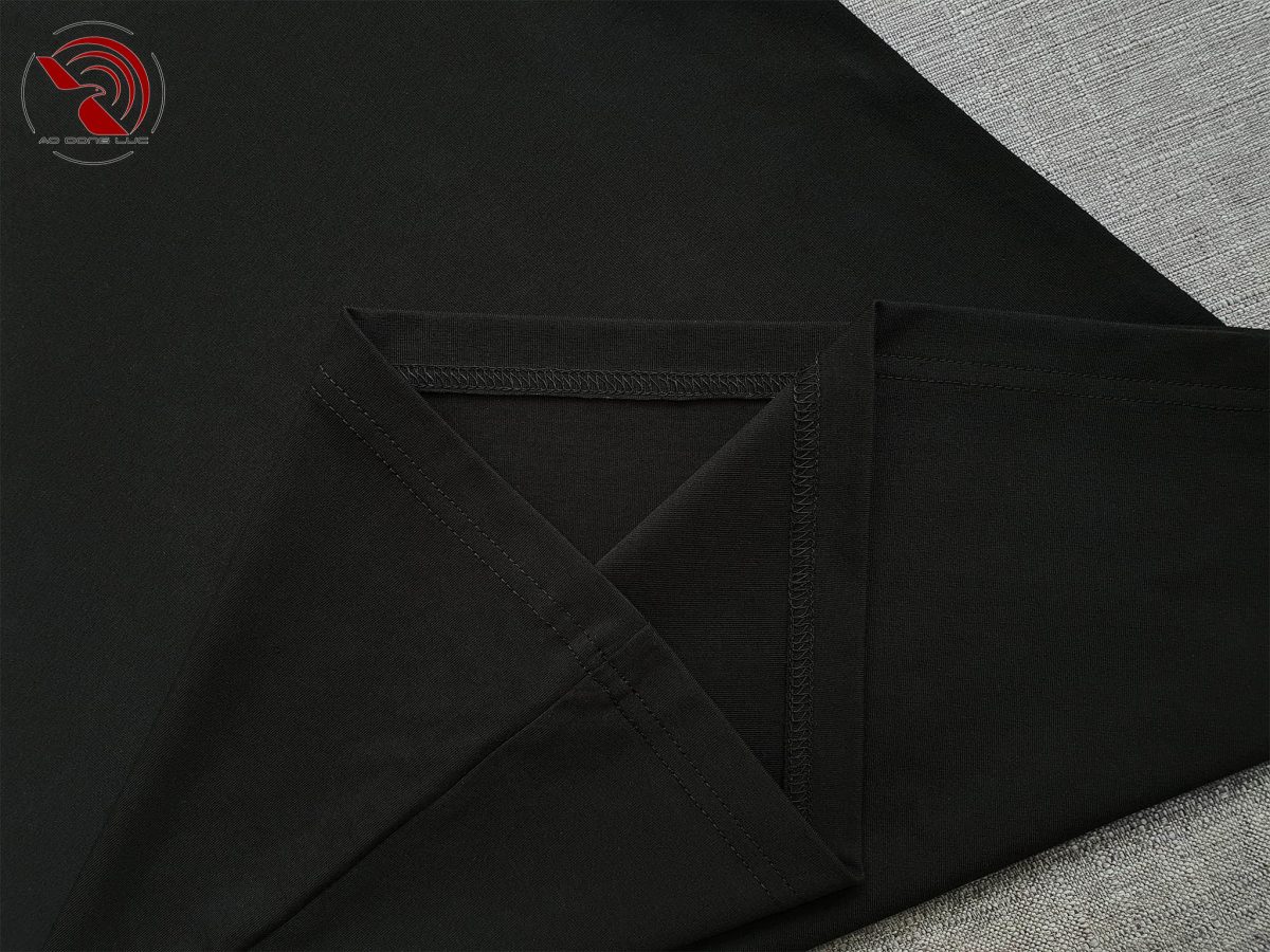 Chi tiết vạt áo áo thun cổ tròn ngắn tay cotton cao cấp màu đen