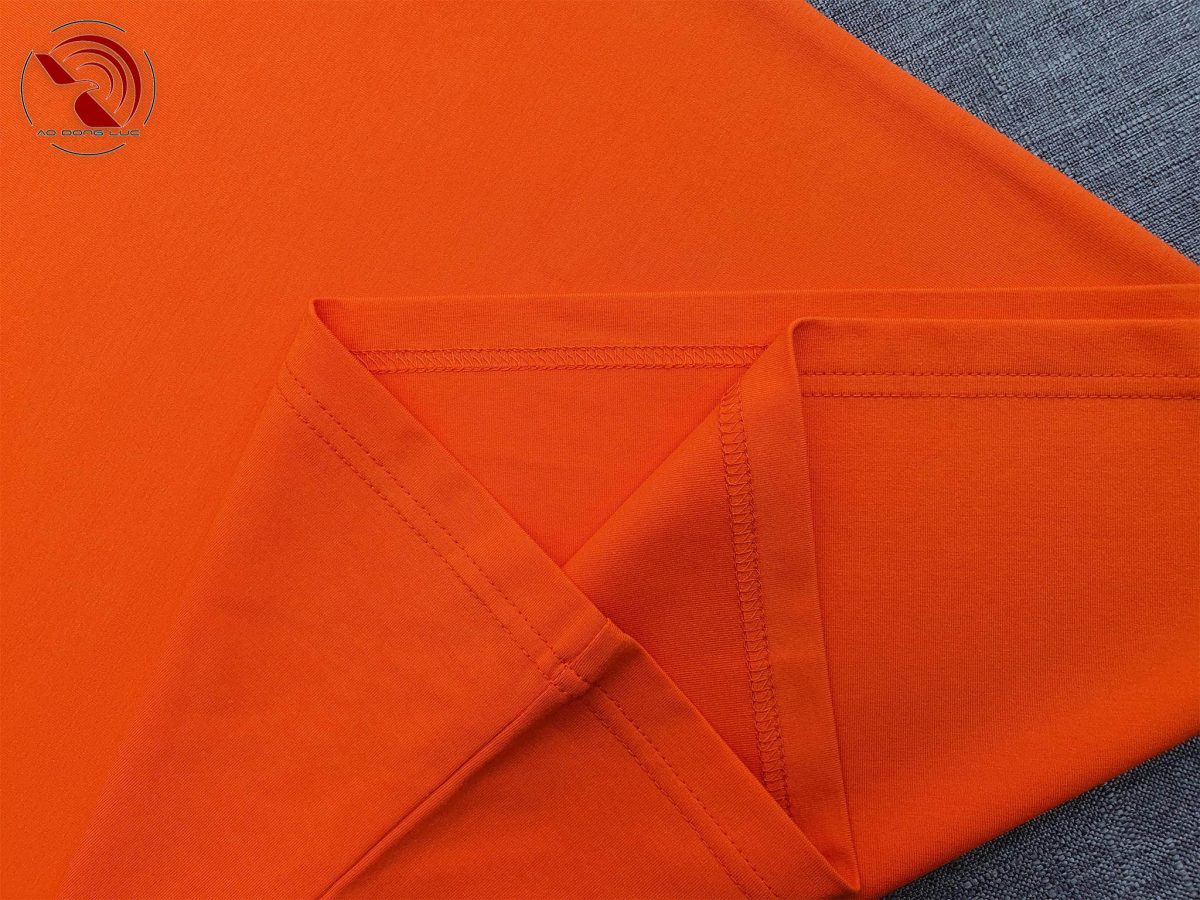 Chi tiết vạt áo áo thun cổ tròn ngắn tay cotton cao cấp màu cam