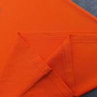 Chi tiết vạt áo áo thun cổ tròn ngắn tay cotton cao cấp màu cam