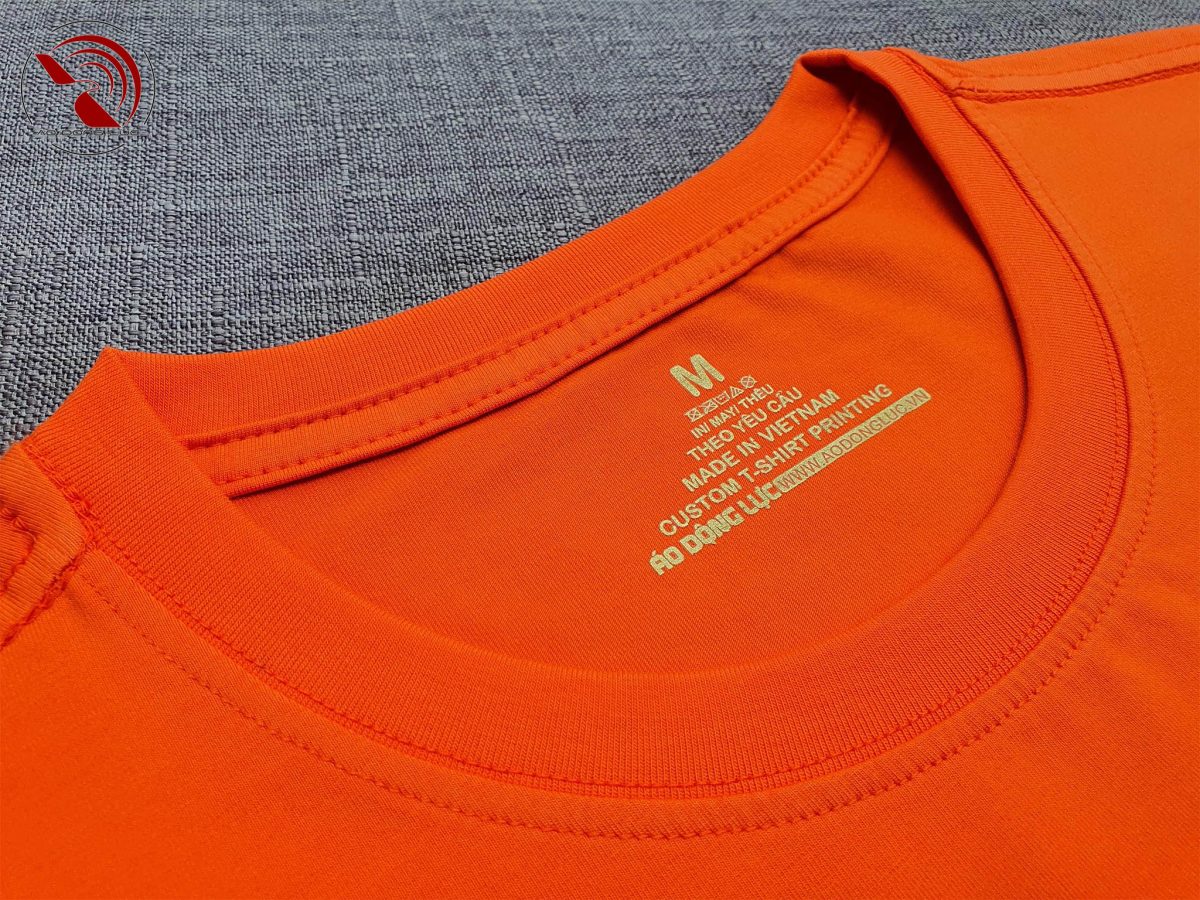 Chi tiết cổ áo áo thun cổ tròn ngắn tay cotton cao cấp màu cam
