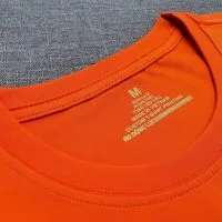 Chi tiết cổ áo áo thun cổ tròn ngắn tay cotton cao cấp màu cam