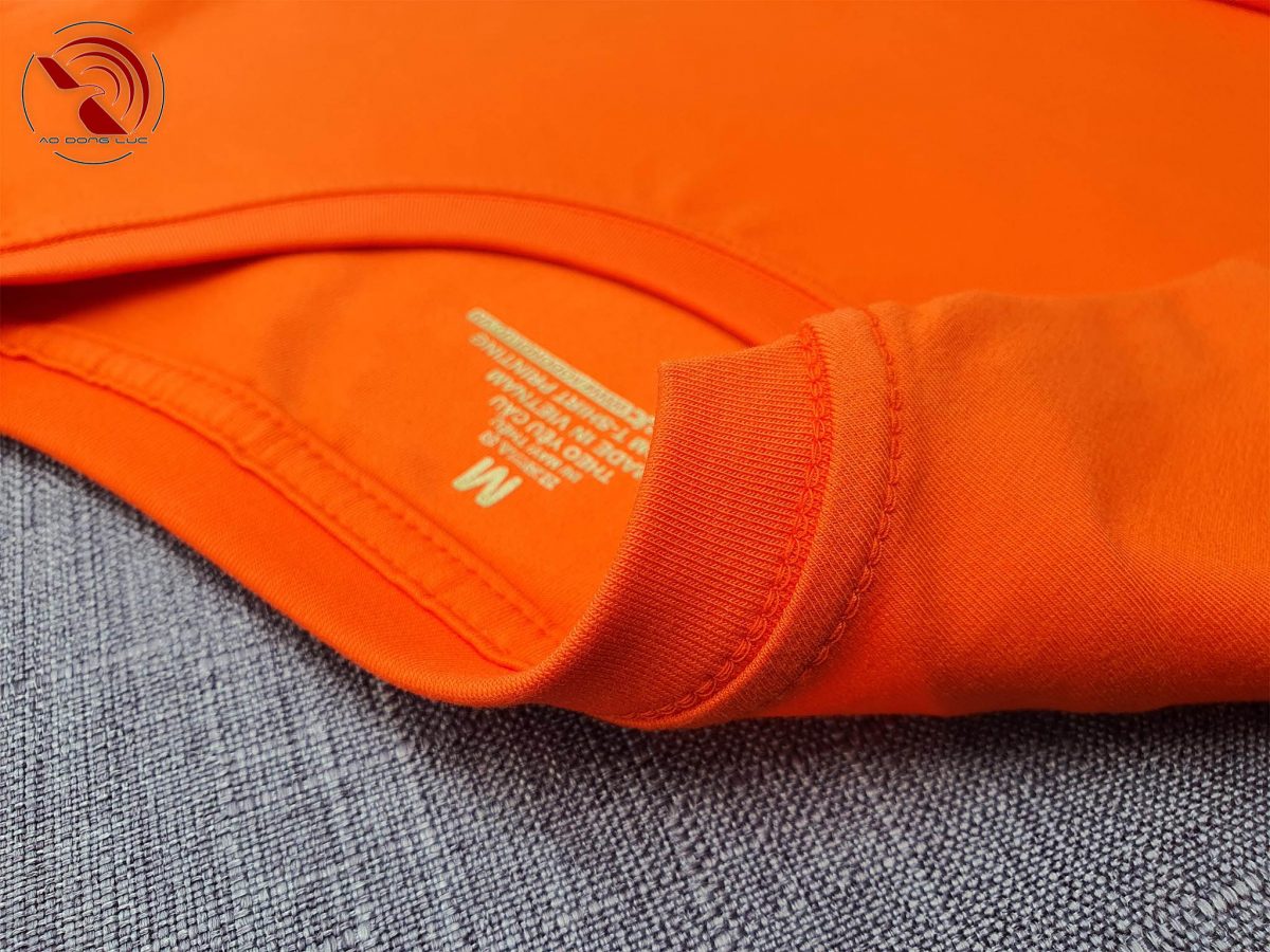 Chi tiết đường may móc xích cổ áo thun cổ tròn ngắn tay cotton cao cấp màu cam