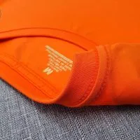 Chi tiết đường may móc xích cổ áo thun cổ tròn ngắn tay cotton cao cấp màu cam