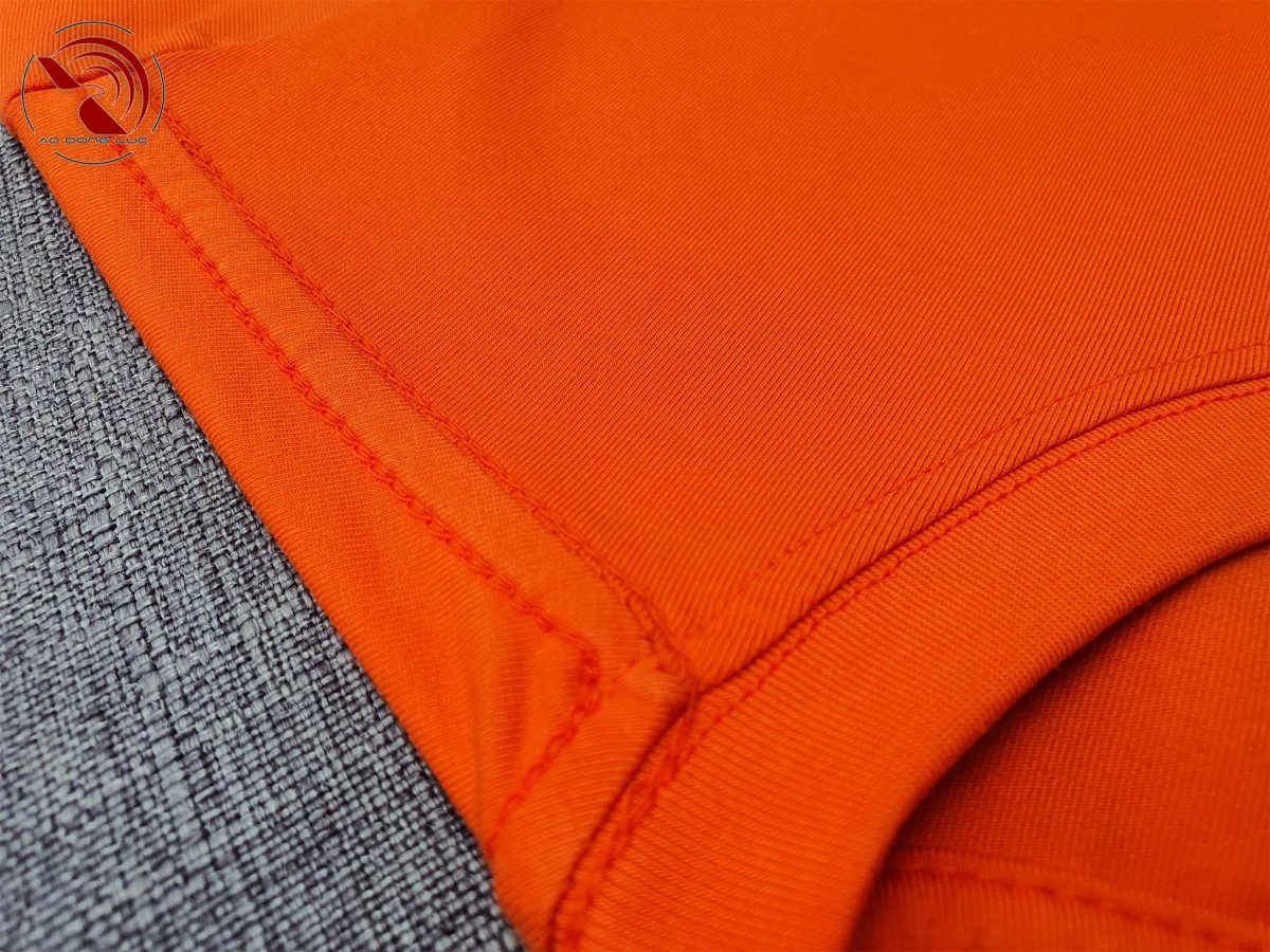 Chi tiết đường may móc xích vai áo thun cổ tròn ngắn tay cotton cao cấp màu cam