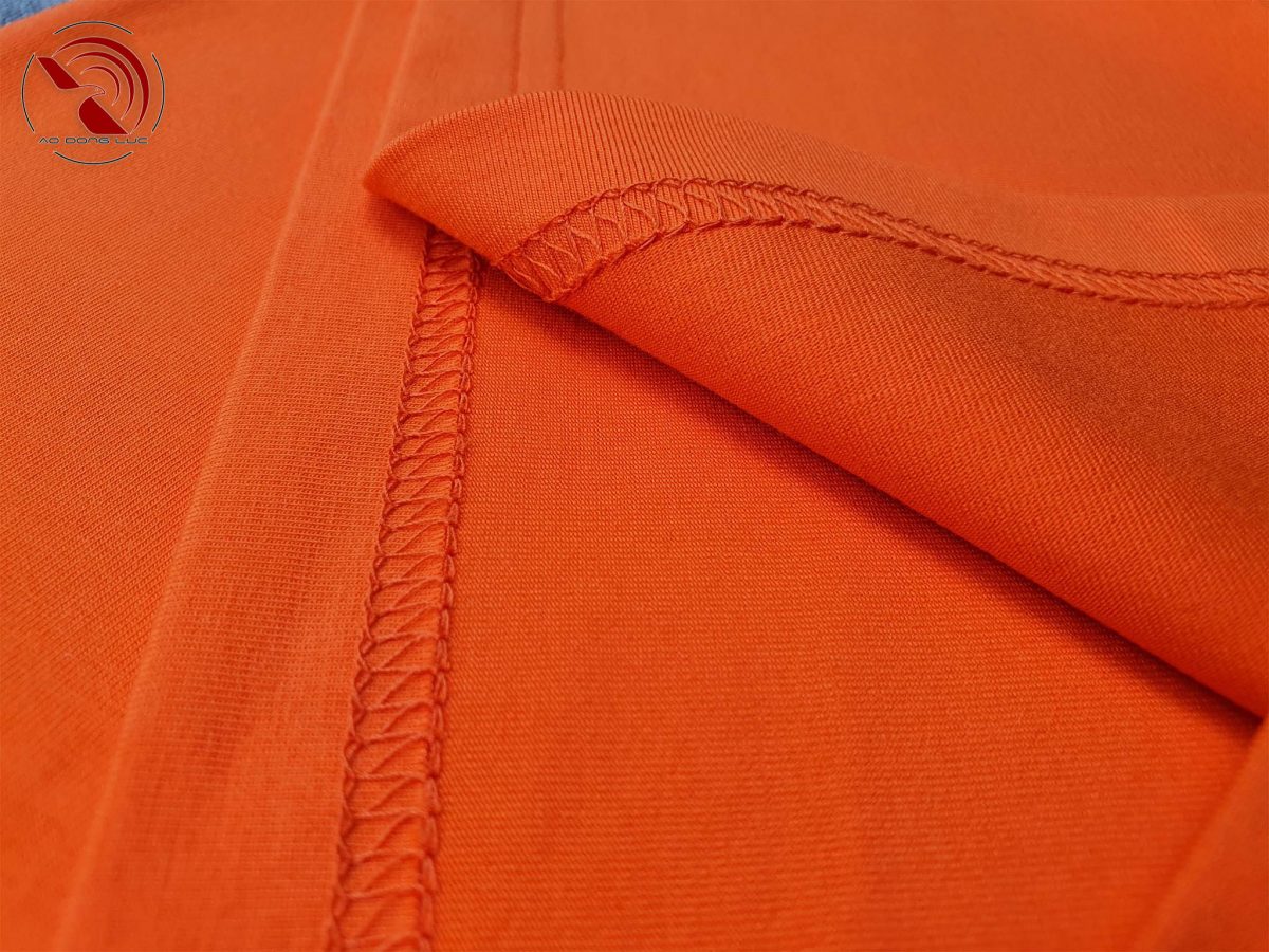 Chi tiết đường may áo thun cổ tròn ngắn tay cotton cao cấp màu cam