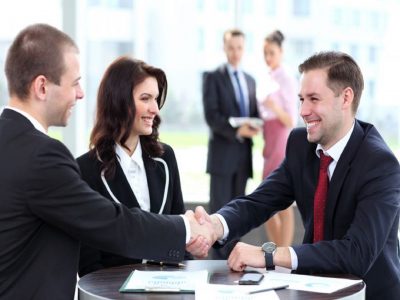 Trao đổi, tư vấn và chốt với khách hàng về kiểu dáng, màu sắc và chất liệu vải.