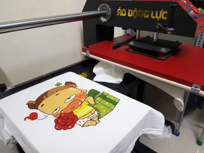 Tiến hành in họa tiết lên các phần vải của áo thun.