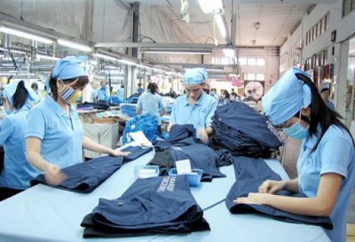 Công đoạn hoàn thiện và khử khuẩn được diễn ra ngay sau khi hoàn thiện áo.