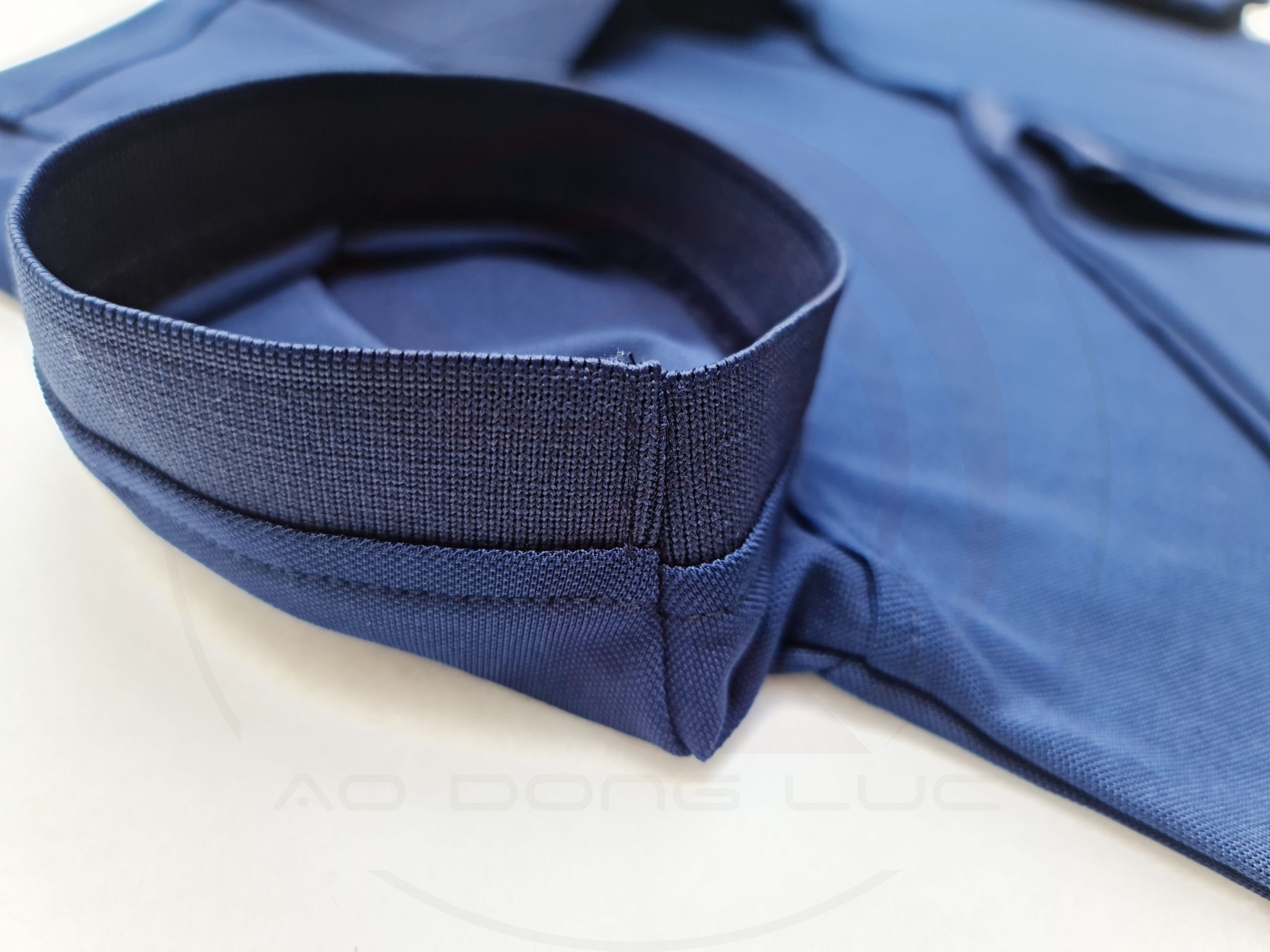 Chi tiết bo tay áo thun cổ trụ polo bo trơn cá sấu lạnh xanh đen