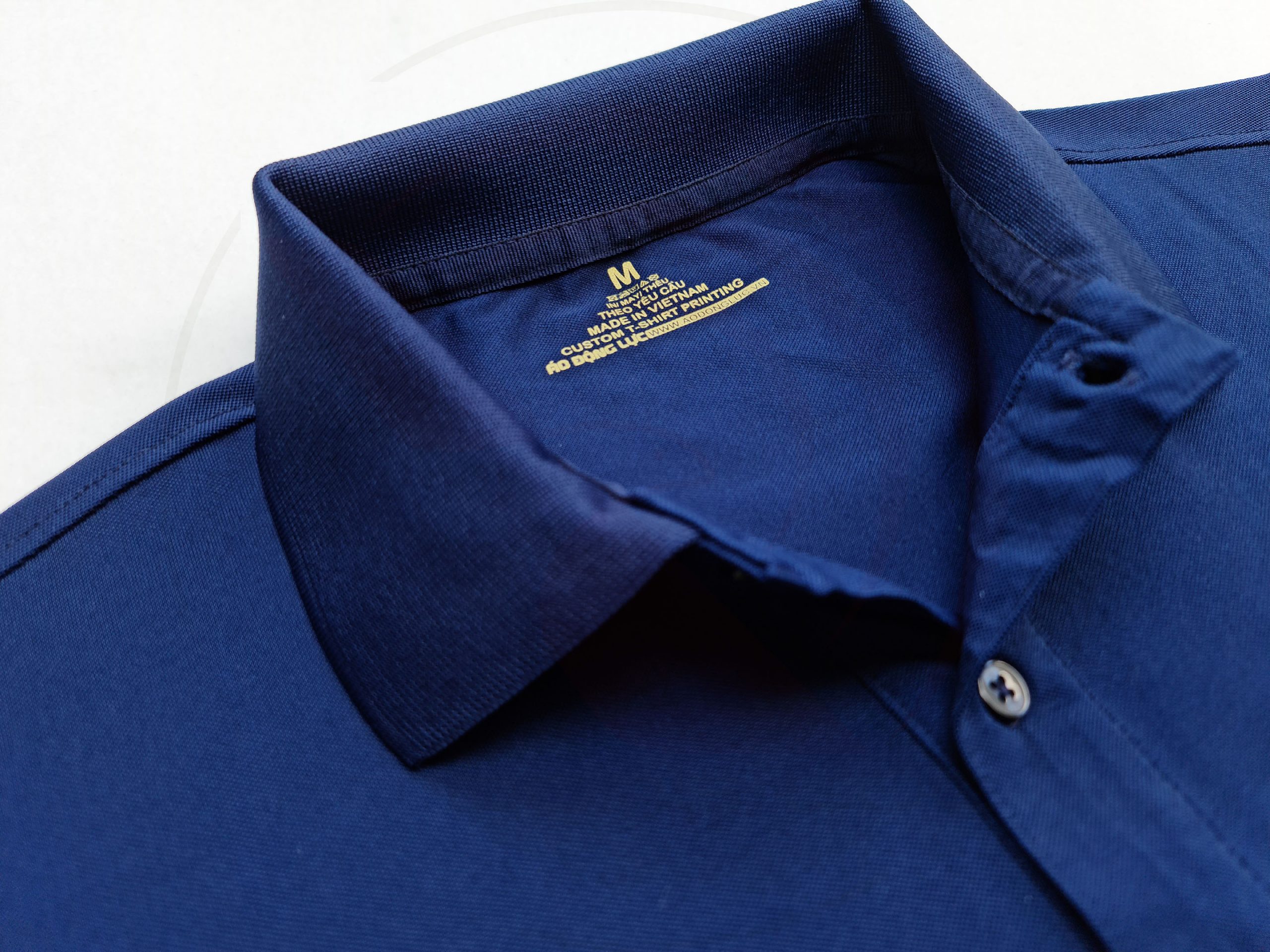 Chi tiết cổ áo áo thun cổ trụ polo bo trơn cá sấu lạnh poly thấm hút xanh đen