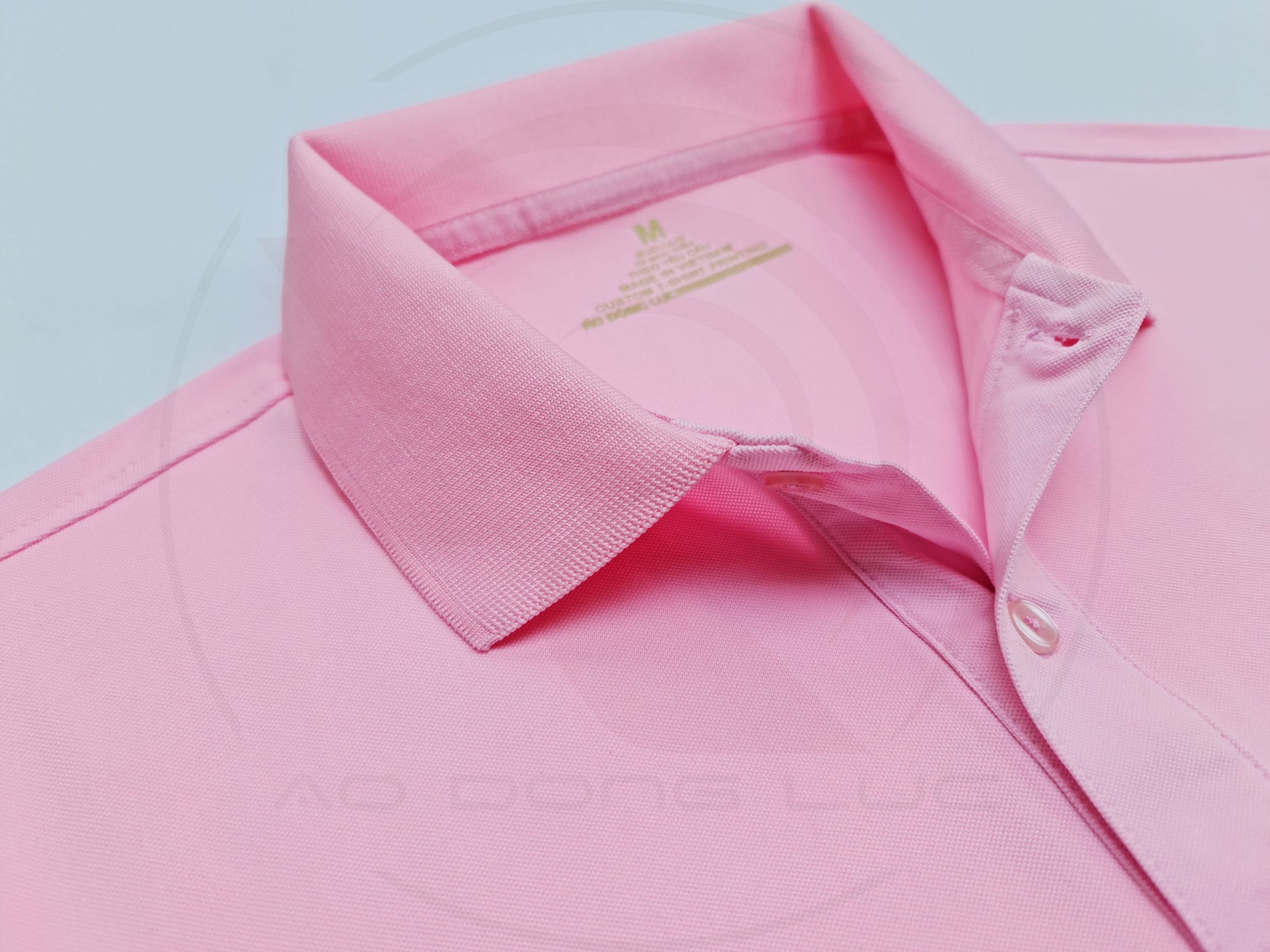 Chi tiết cổ áo áo thun cổ trụ polo bo trơn cá sấu lạnh poly thấm hút hồng phấn