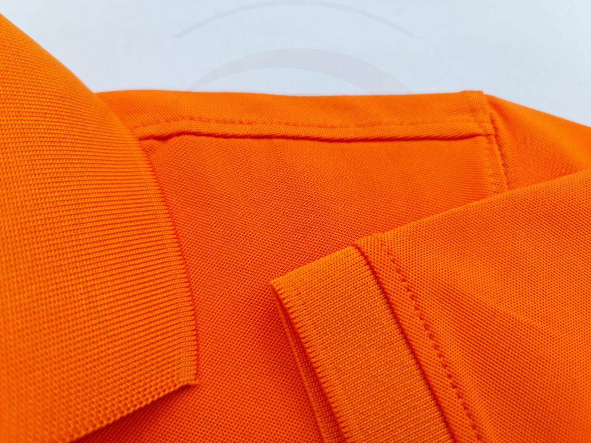 Chi tiết đường may áo thun cổ trụ polo bo trơn cá sấu lạnh màu cam