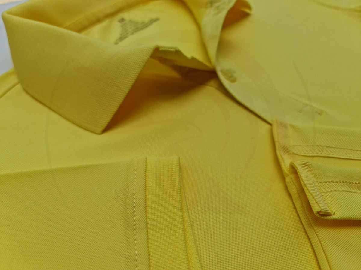 Chi tiết đường may và vạt áo áo thun cổ trụ polo bo trơn màu vàng