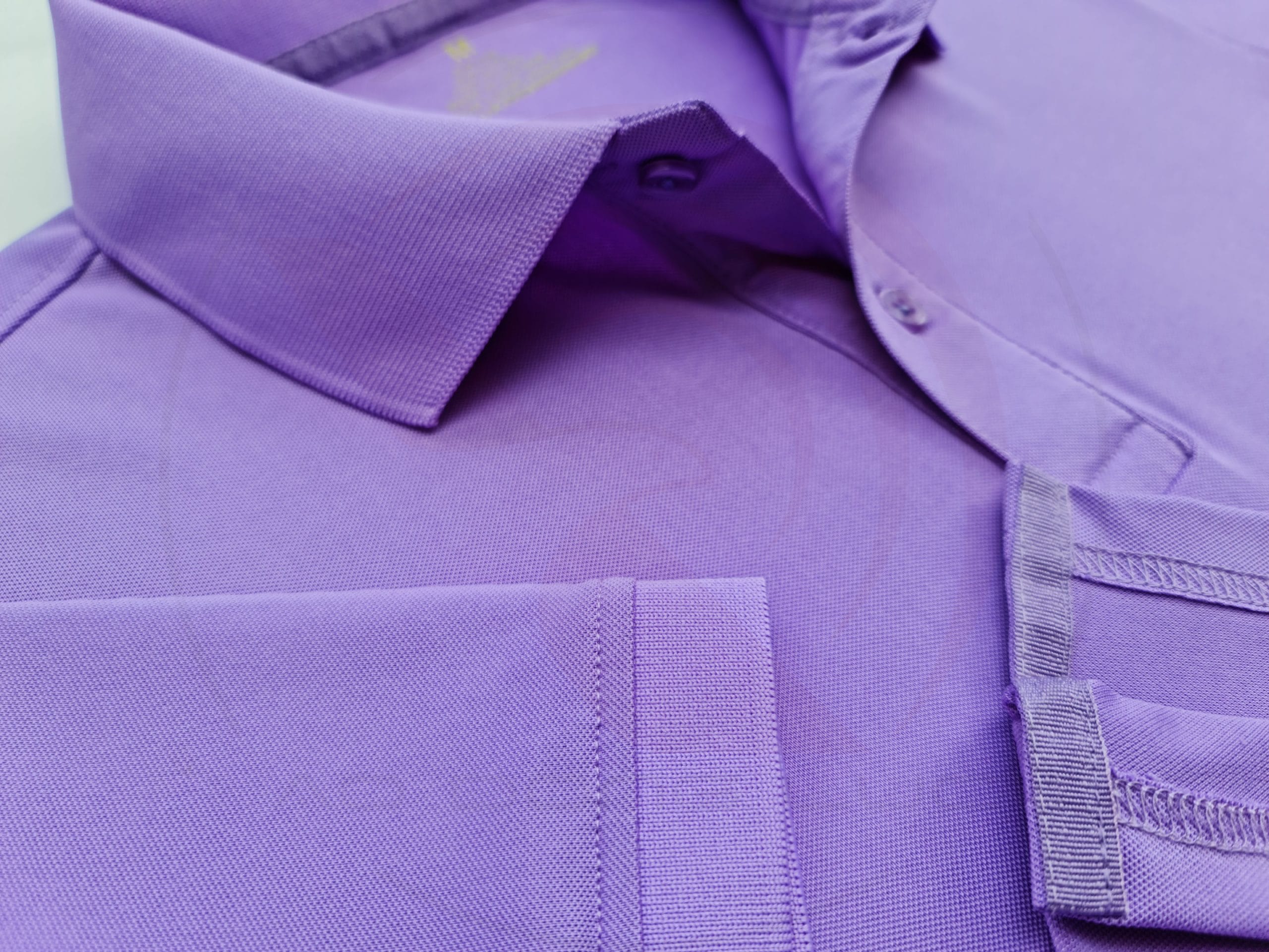 áo thun polo, áo thun trơn, áo cổ trụ, cổ bẻ, áo phông Chi tiết đường may và vạt áo thun cổ trụ bo trơn cá sấu lạnh màu tím môn