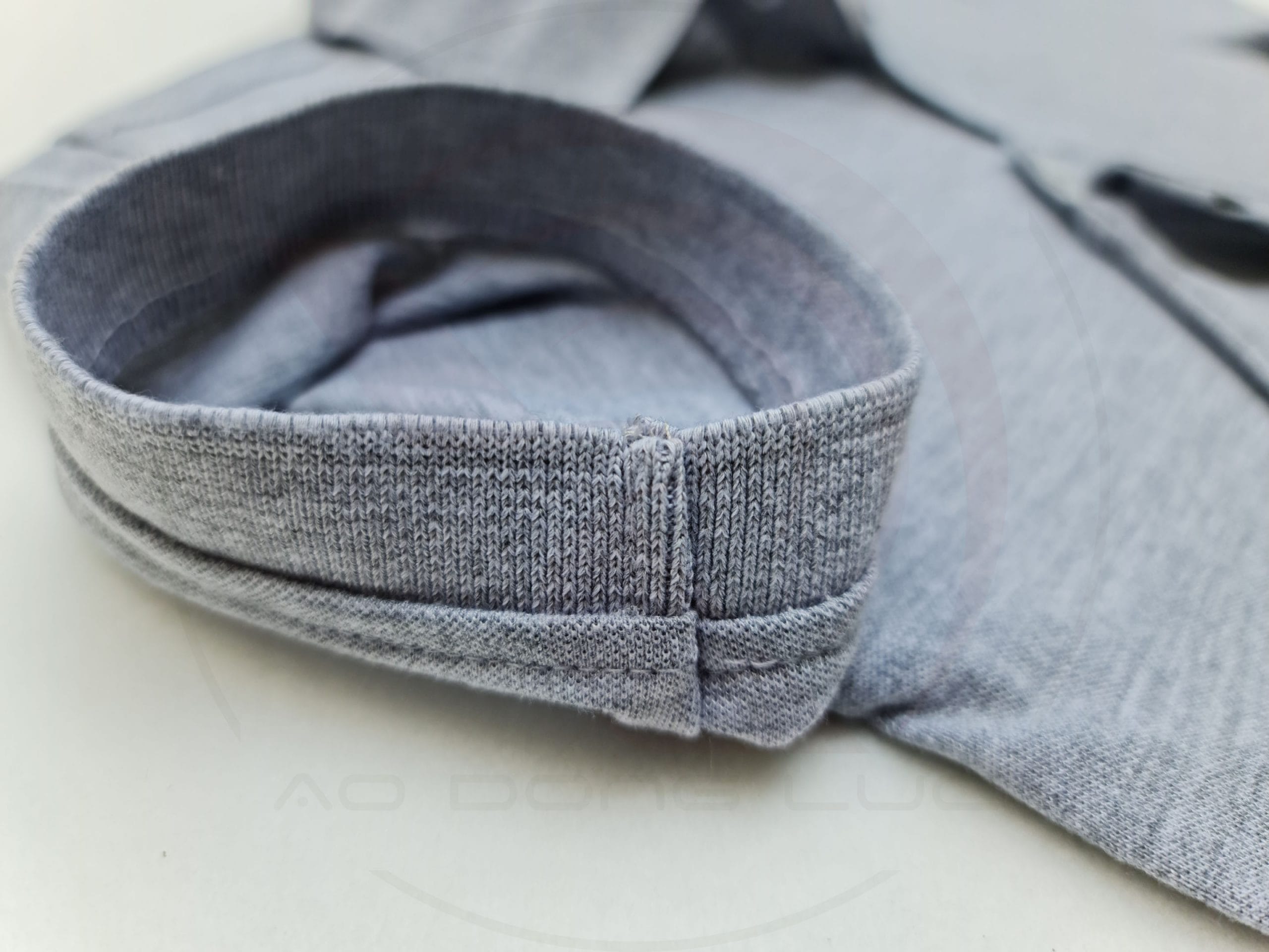 Chi tiết bo tay áo thun cổ trụ polo bo trơn cá sấu lạnh màu xám tiêu